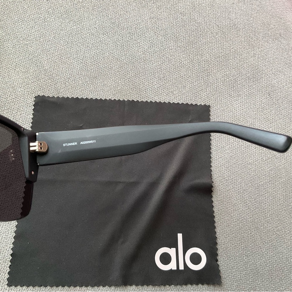 Alo Yoga Stunner Sunglasses Black - Picture 8 of 15